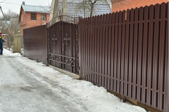 Забор для коттеджа в Калининграде