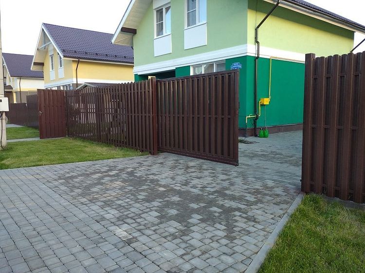 Забор из металлоштакетника