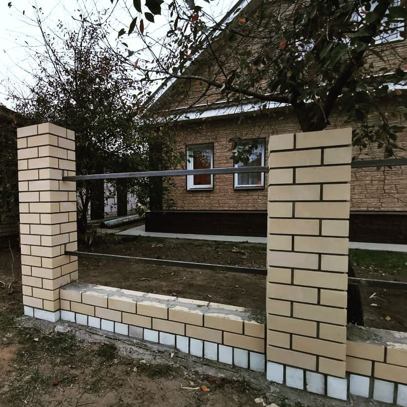Как ухаживать за металлическим забором